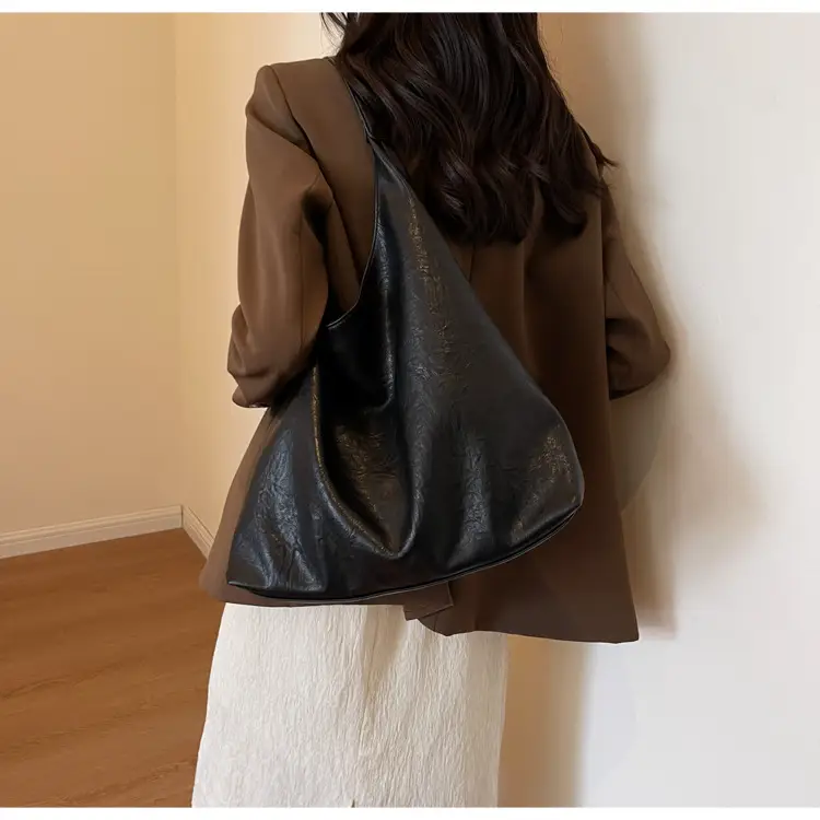 Large Capacity Women's Shoulder Bag Textured Black Autumn Winter 2026 — feature 30