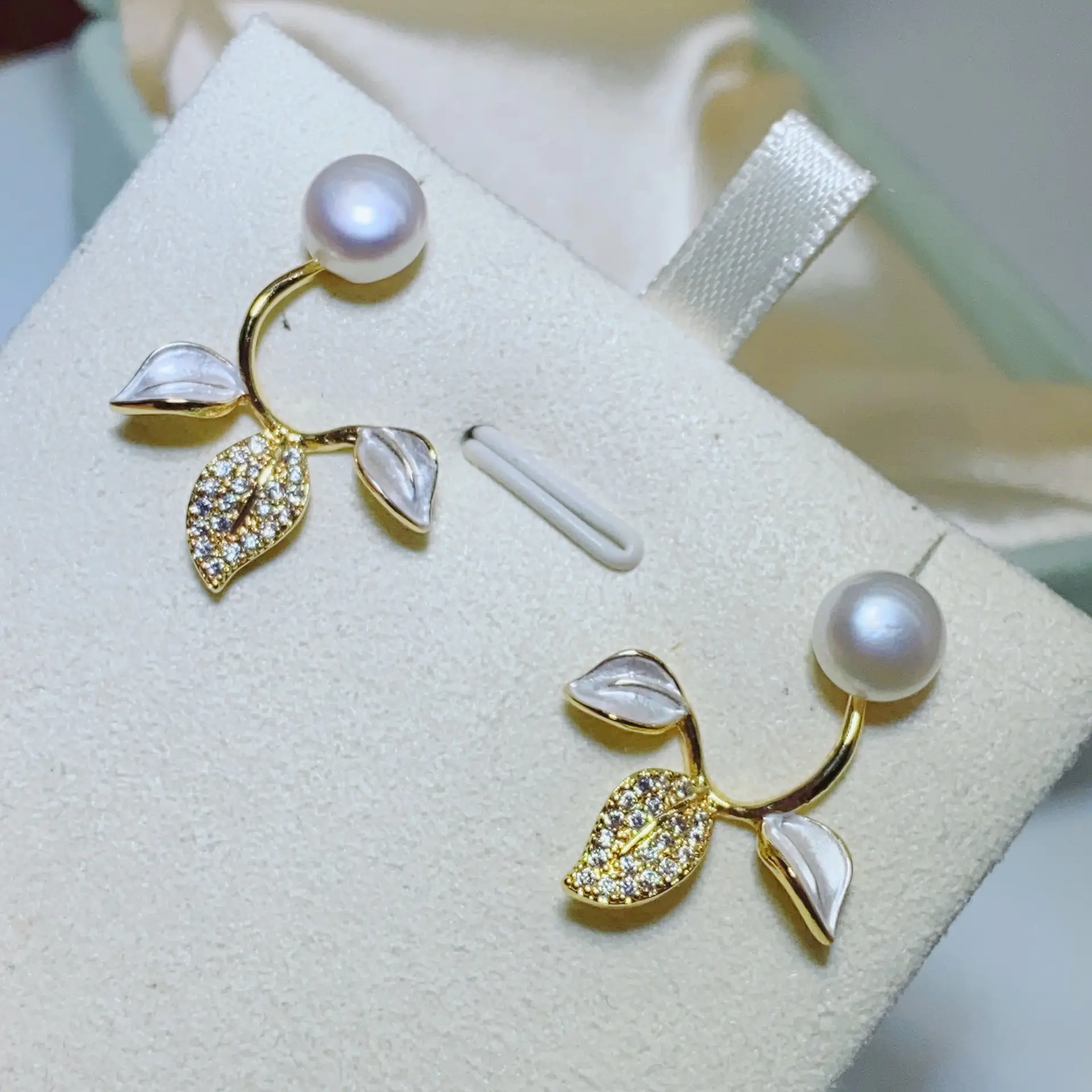 S925 Gold Pearl Leaf Earrings Set - Image 2