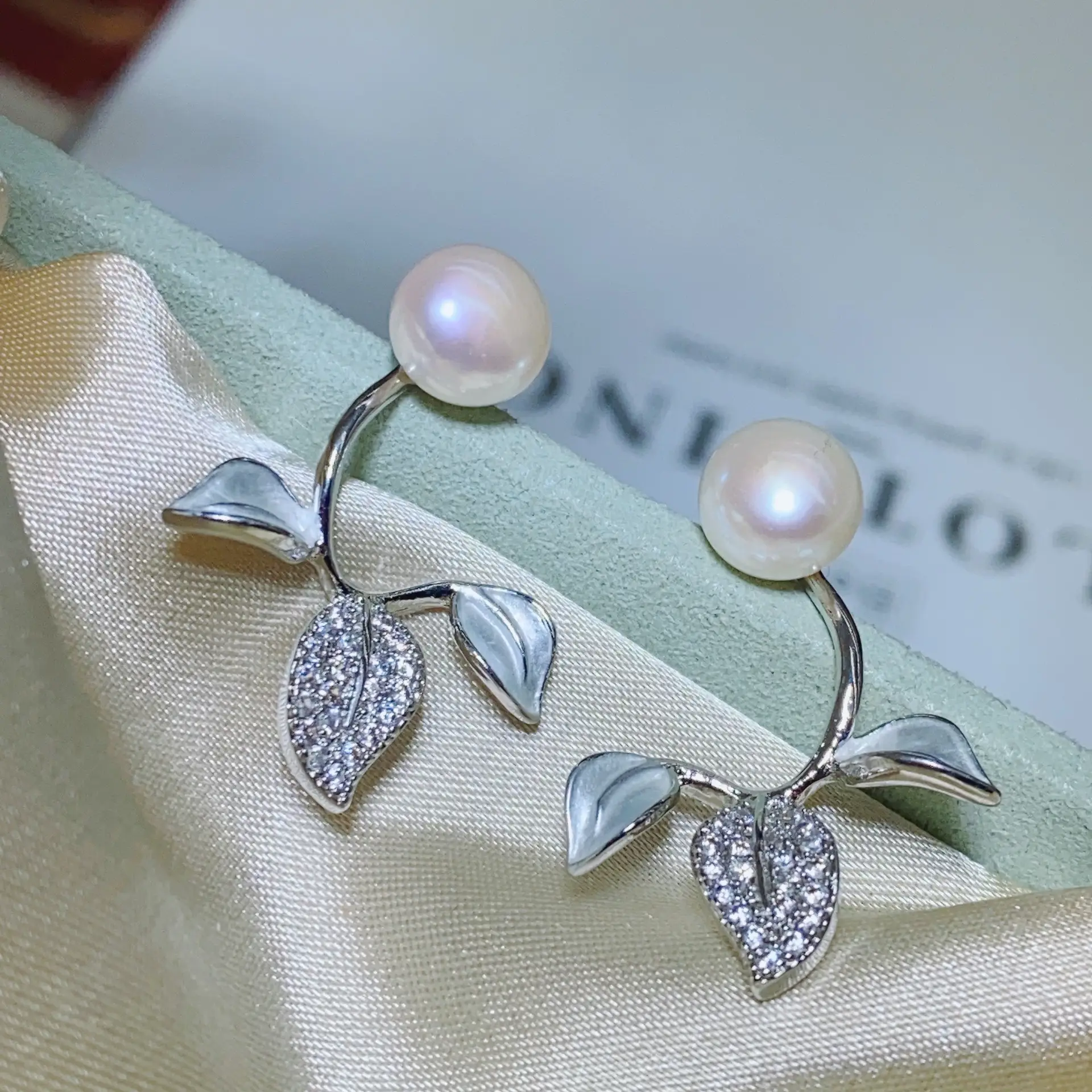 S925 Gold Pearl Leaf Earrings Set — feature 6