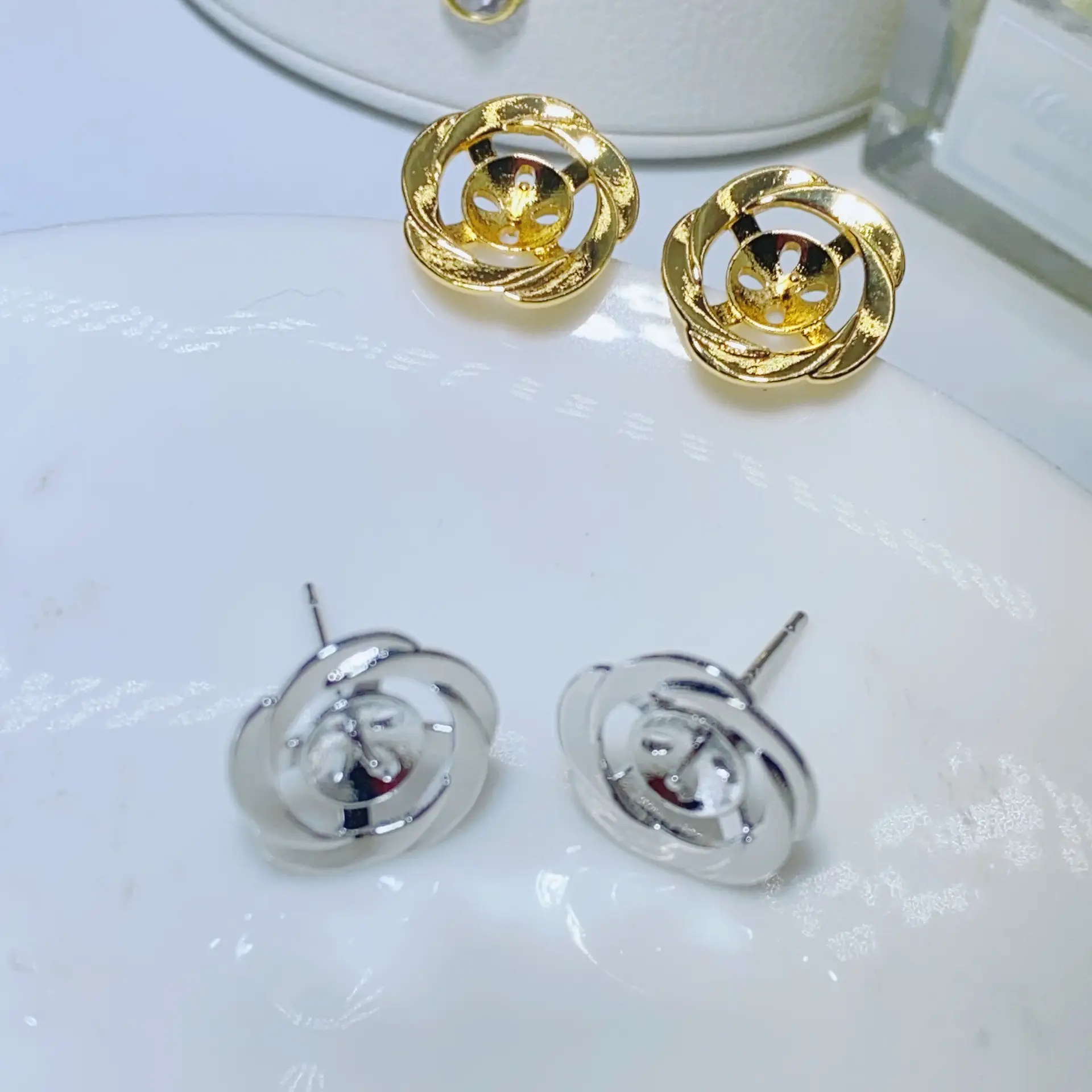 S925 Silver Pearl Earrings 2024 New French Retro - Image 3