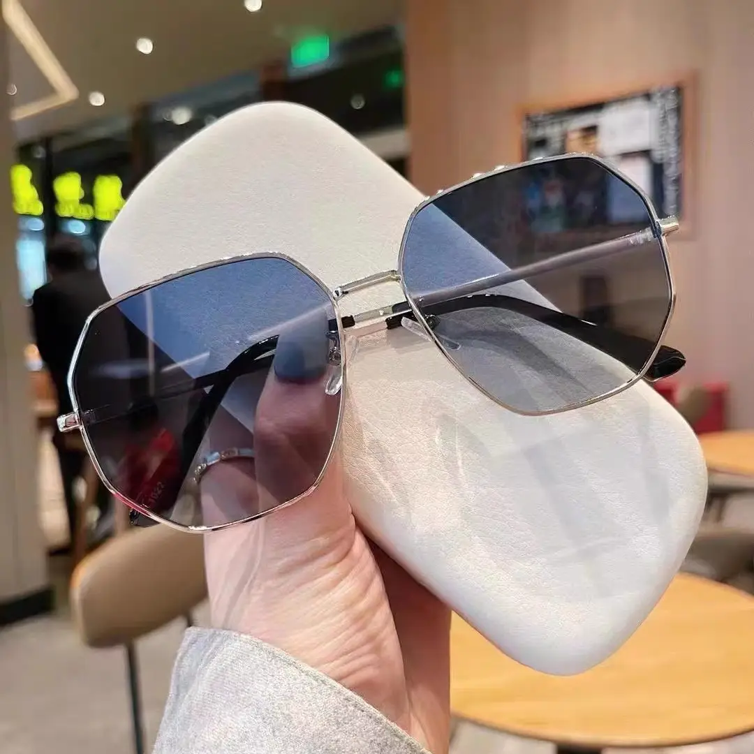 Transparent Blue Sunglasses Unisex Polygonal Metal Driving Sunglasses Korean Style Fashionable Seaside Travel Glasses for Women - Image 4