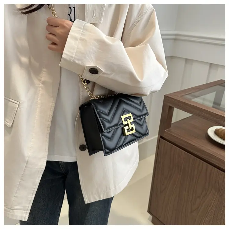 White Chain Crossbody Bag for Women 2024 — feature 9