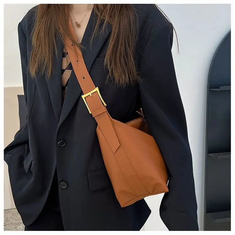 Women's Large Capacity Korean Style Shoulder Bag Brown — feature 16