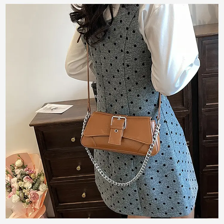 Women's White Chain Crossbody Bag with Chain Strap - Image 9