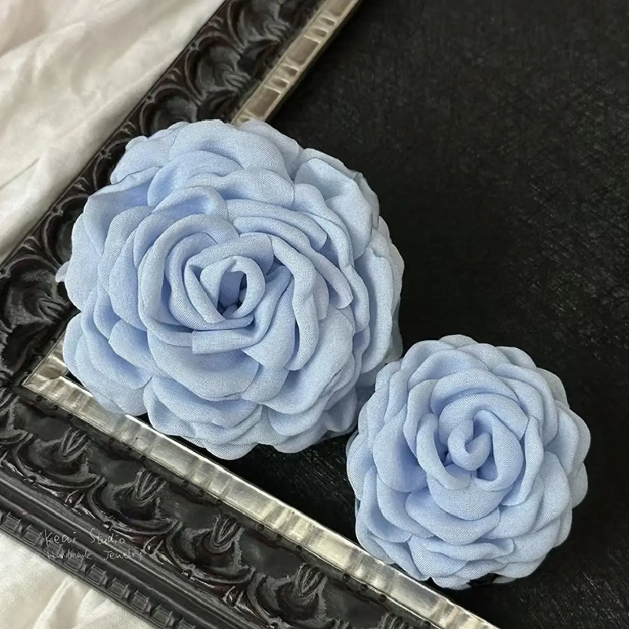 Light blue [medium] about 9-10cm gripper