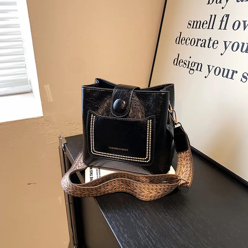 Green Retro Crossbody Bag for Women - Image 7