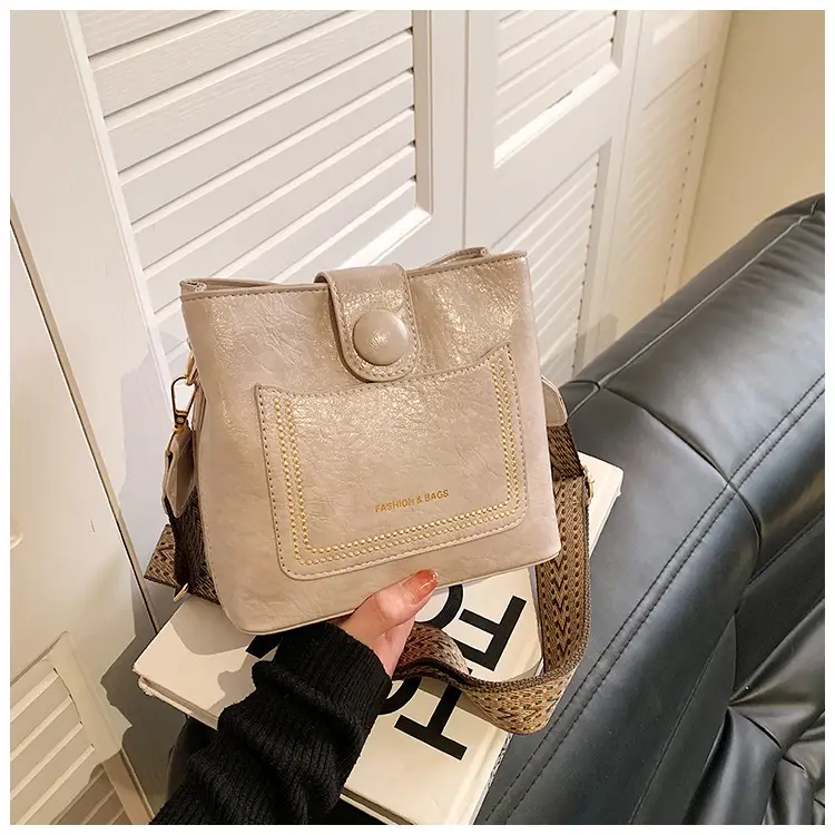 Green Retro Crossbody Bag for Women — feature 17