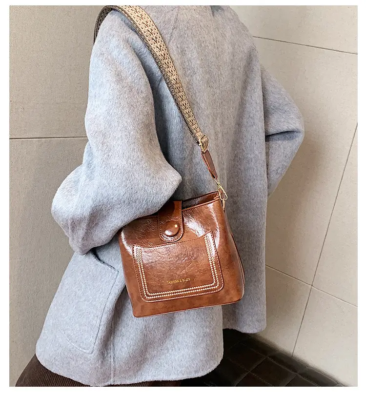 Green Retro Crossbody Bag for Women — feature 2