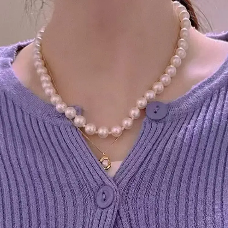 Golden Pearl Necklace for Women with Light Luxury Design — feature 5