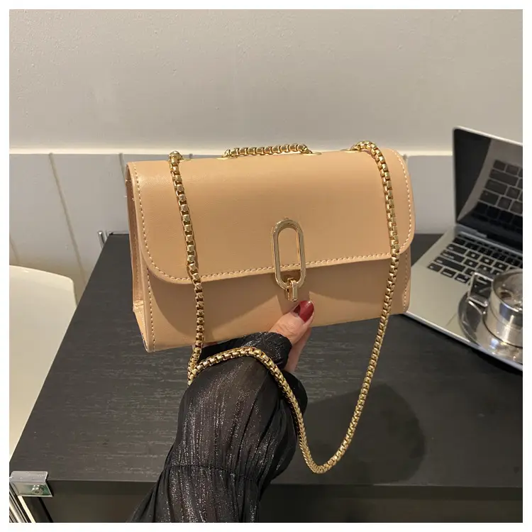 White Chain Shoulder Bag for Women 2024 — feature 9