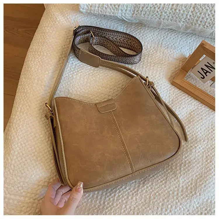 Retro Brown Leather Shoulder Bag with Wide Strap — feature 40