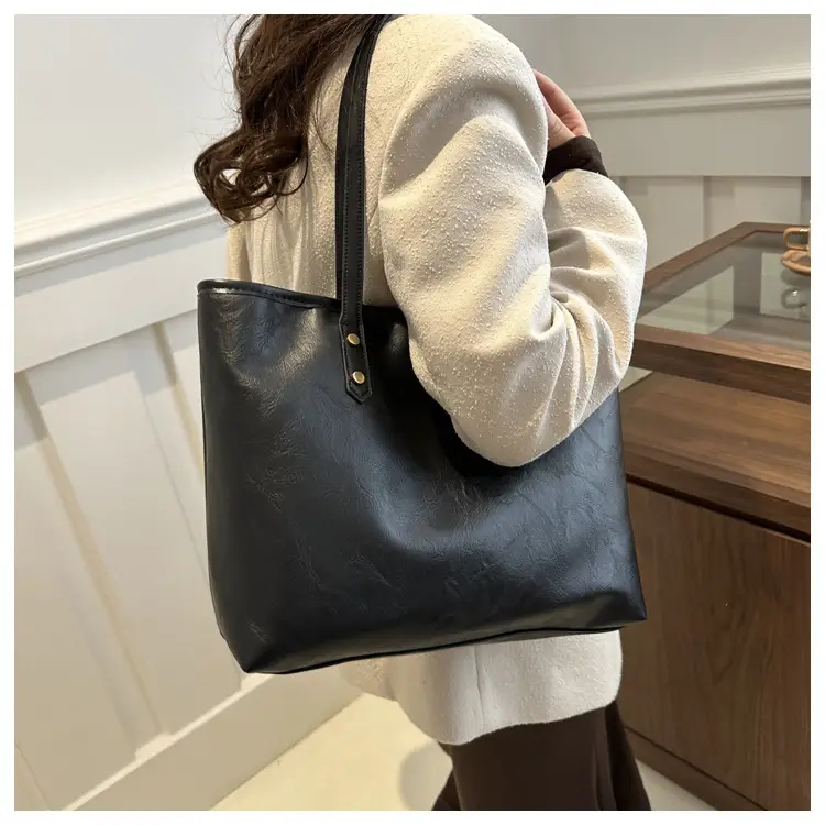 Women's Contrast Color Retro Big Shoulder Bag 2024 — feature 10