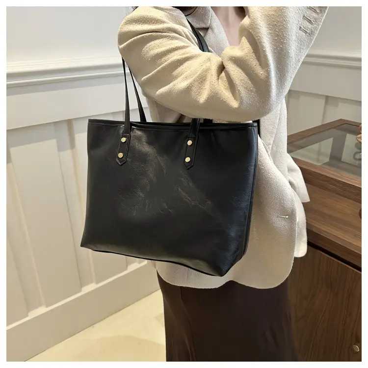 Women's Contrast Color Retro Big Shoulder Bag 2024 — feature 12