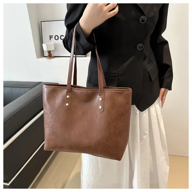 Women's Contrast Color Retro Big Shoulder Bag 2024 — feature 14