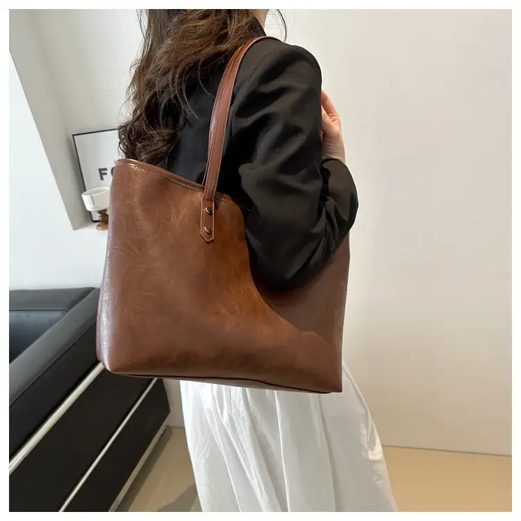 Women's Contrast Color Retro Big Shoulder Bag 2024 — feature 15