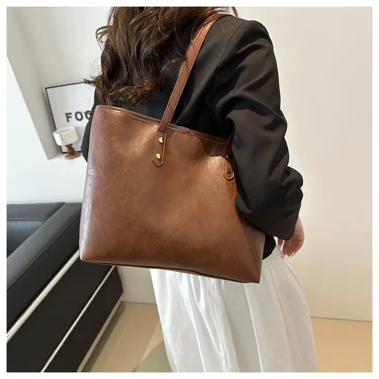 Women's Contrast Color Retro Big Shoulder Bag 2024 — feature 17