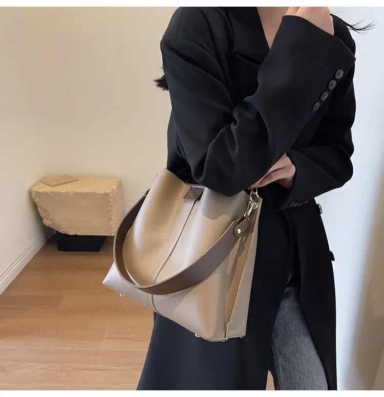 Women's Large Capacity Shoulder Messenger Bag Brown Leather — feature 10