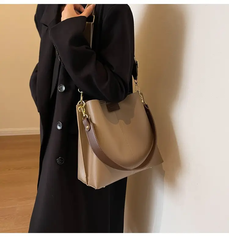 Women's Large Capacity Shoulder Messenger Bag Brown Leather — feature 11