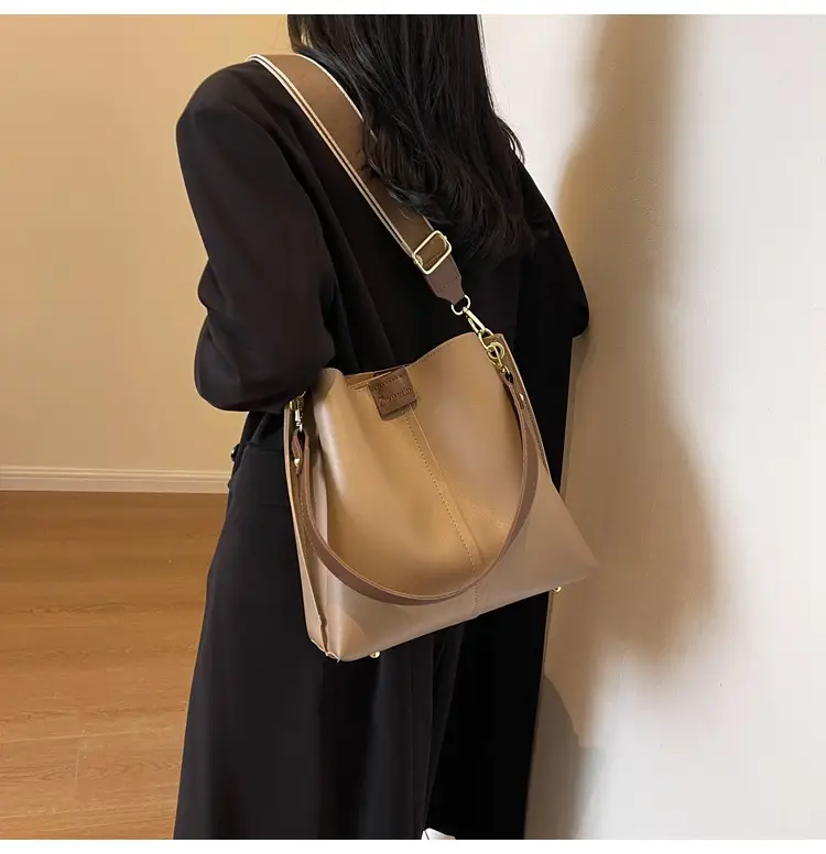 Women's Large Capacity Shoulder Messenger Bag Brown Leather — feature 12