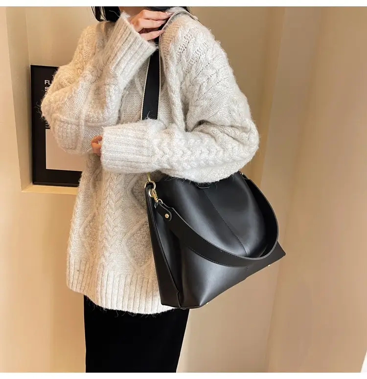 Women's Large Capacity Shoulder Messenger Bag Brown Leather — feature 15