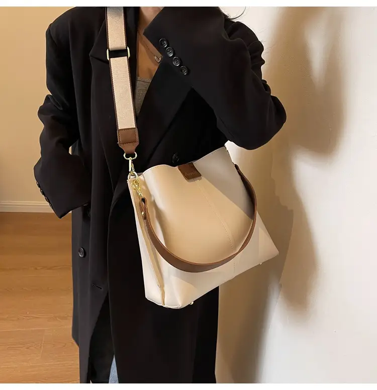 Women's Large Capacity Shoulder Messenger Bag Brown Leather — feature 9