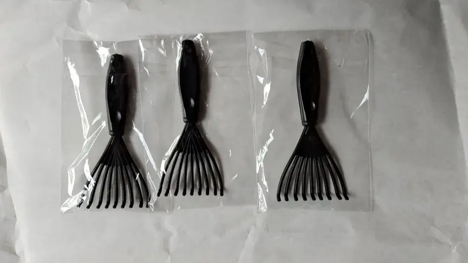 Black Comb Cleaning Brush for Hair Care — feature 3