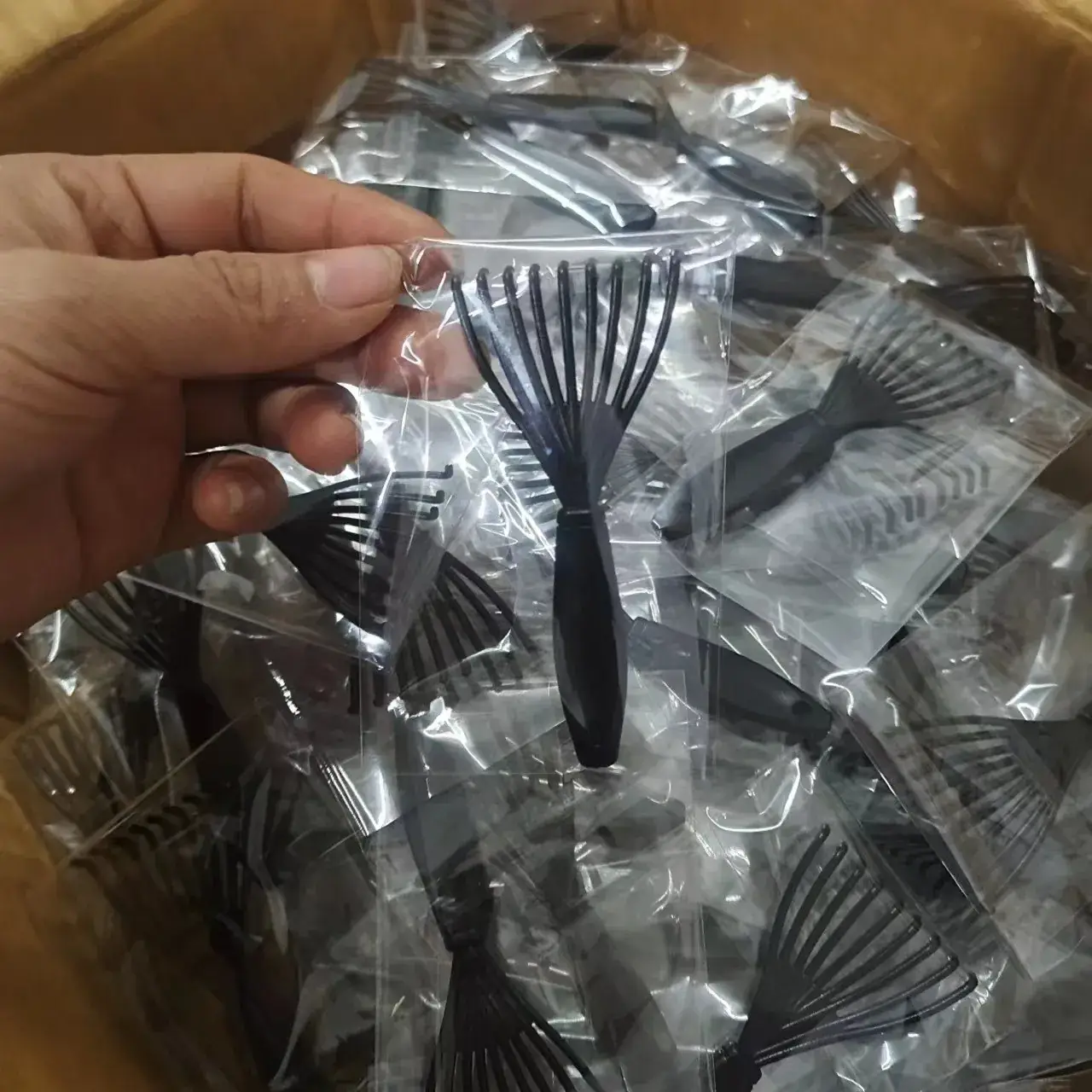 Black Comb Cleaning Brush for Hair Care — feature 5