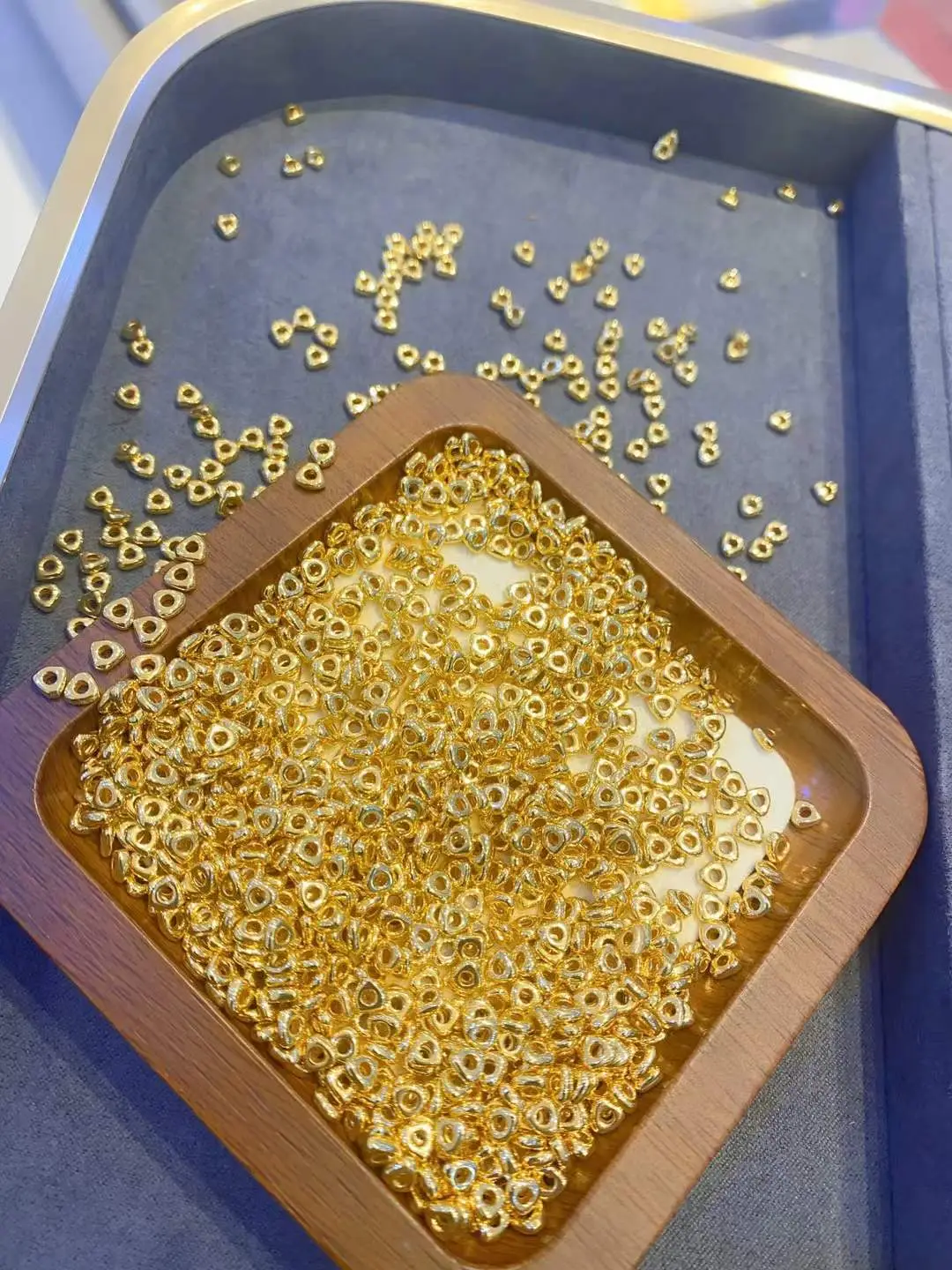 3D Hard Gold Spacer Disc Jewelry for Women — feature 2