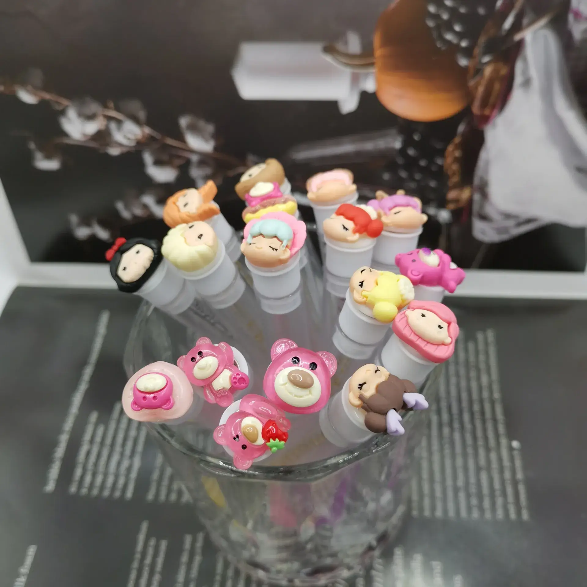Portable Cartoon Mascara Brush with Crystal Rod — feature 3