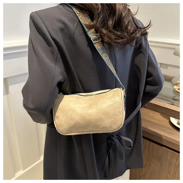 Green Leather Crossbody Bag with Patterned Strap — feature 10