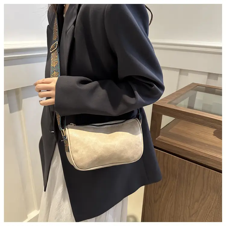 Green Leather Crossbody Bag with Patterned Strap — feature 11