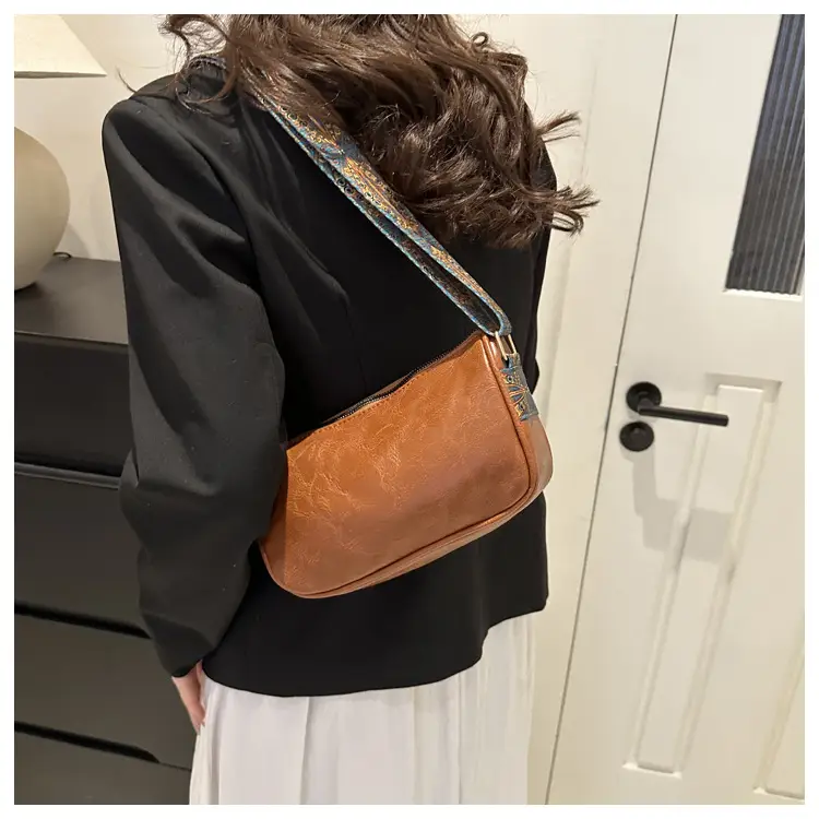 Green Leather Crossbody Bag with Patterned Strap — feature 19