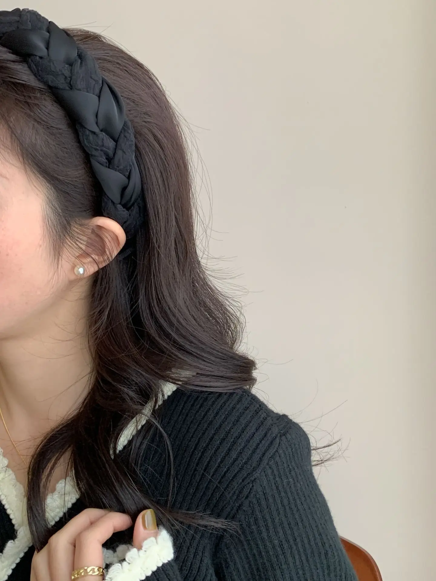 Black Flocking Hair Band for Women — feature 4