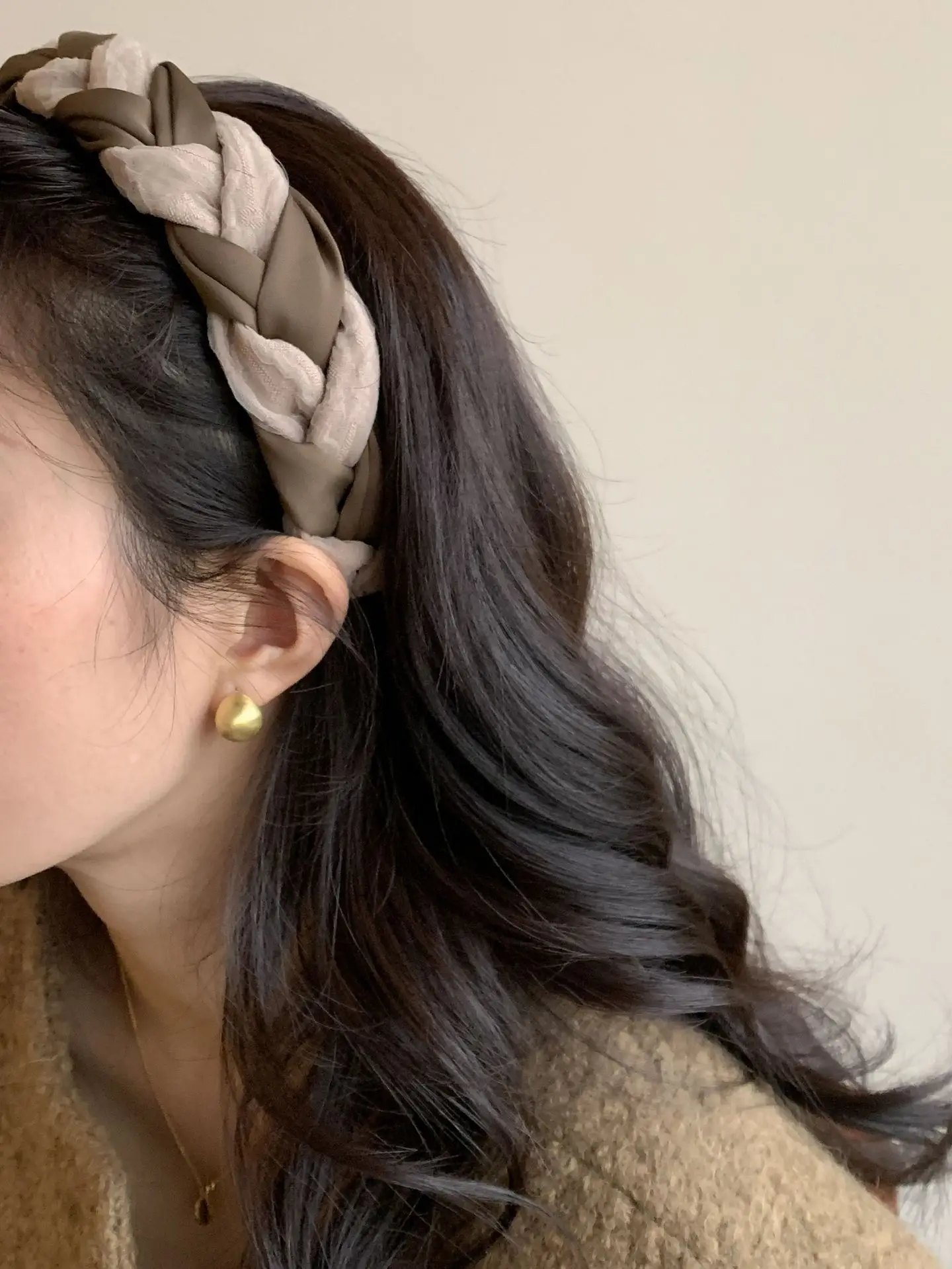 Black Flocking Hair Band for Women — feature 5