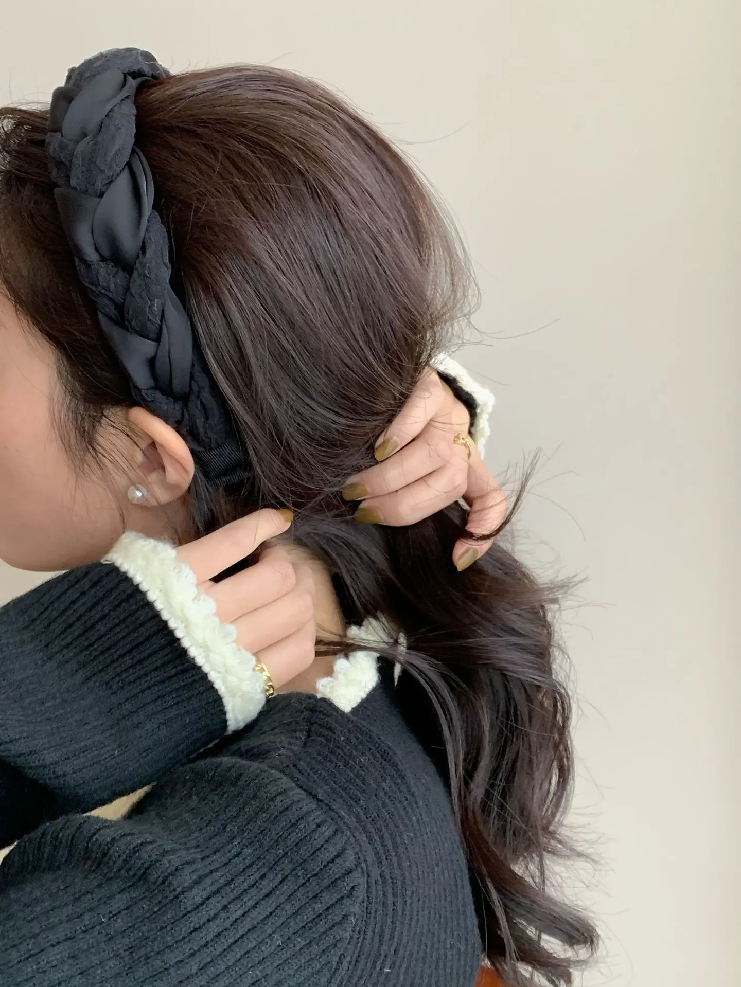 Black Flocking Hair Band for Women — feature 7