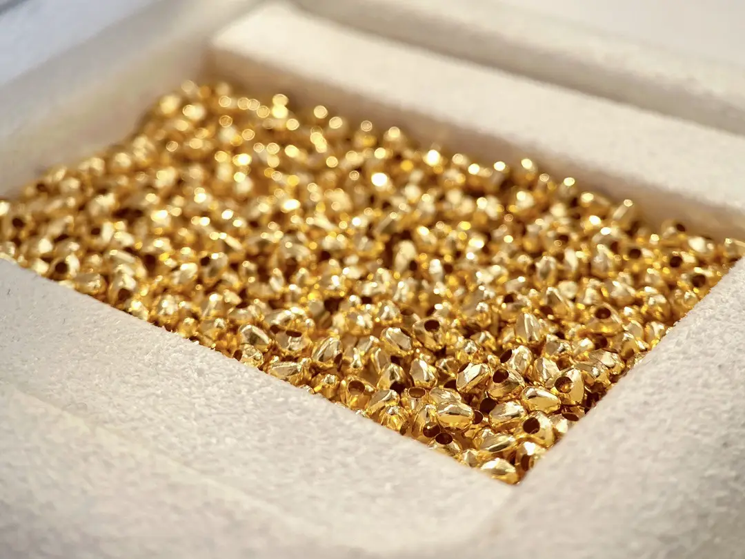 18K Gold Triangle Beads Jewelry Accessories Au750 — feature 2