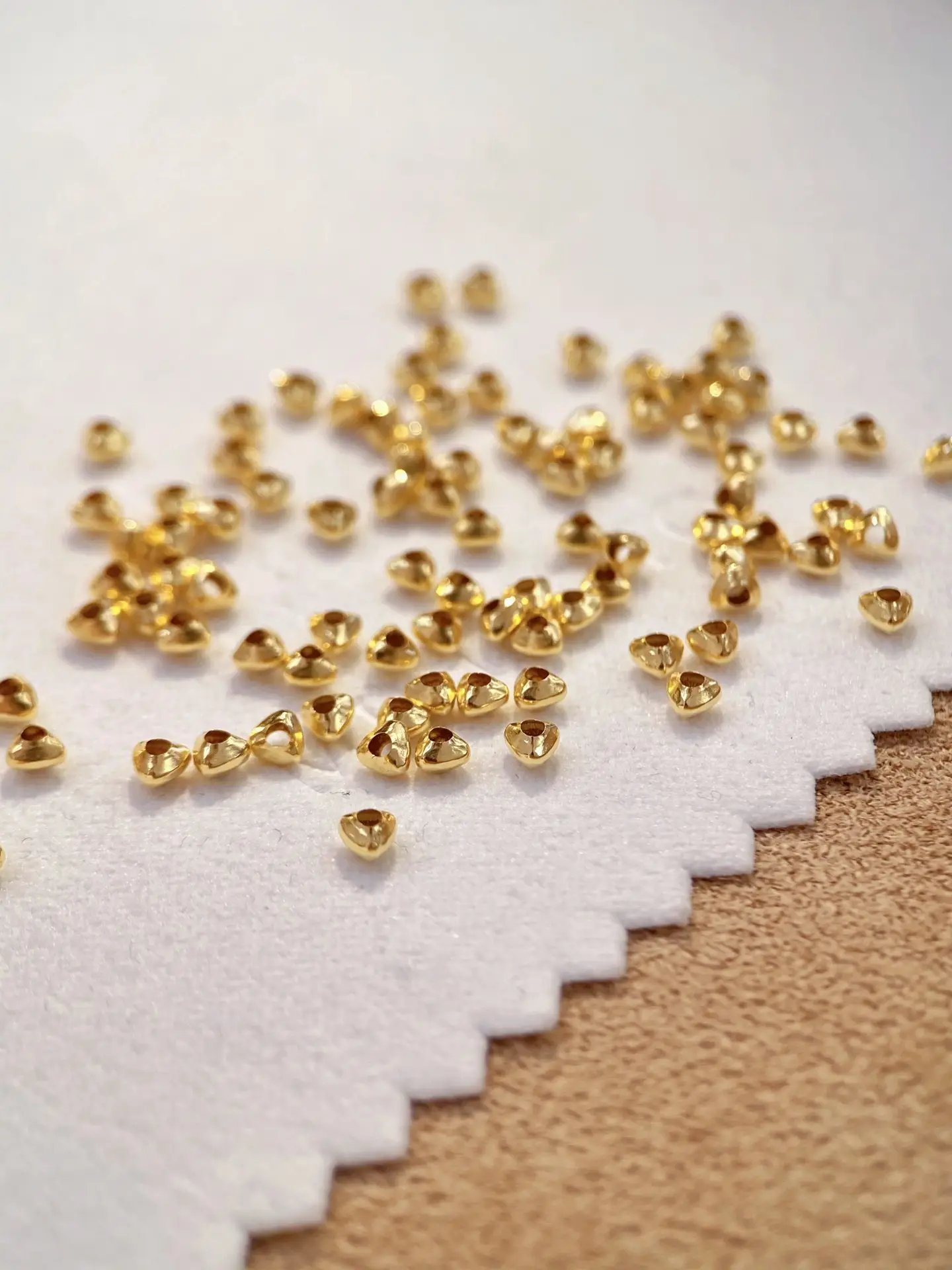 18K Gold Triangle Beads Jewelry Accessories Au750 — feature 3