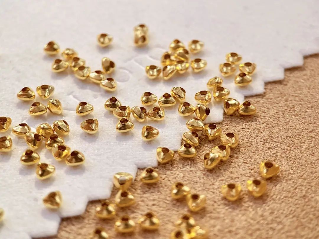18K Gold Triangle Beads Jewelry Accessories Au750 — feature 5