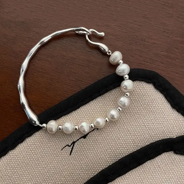 Irregular Pearl Bracelet with Branch Design - Image 5