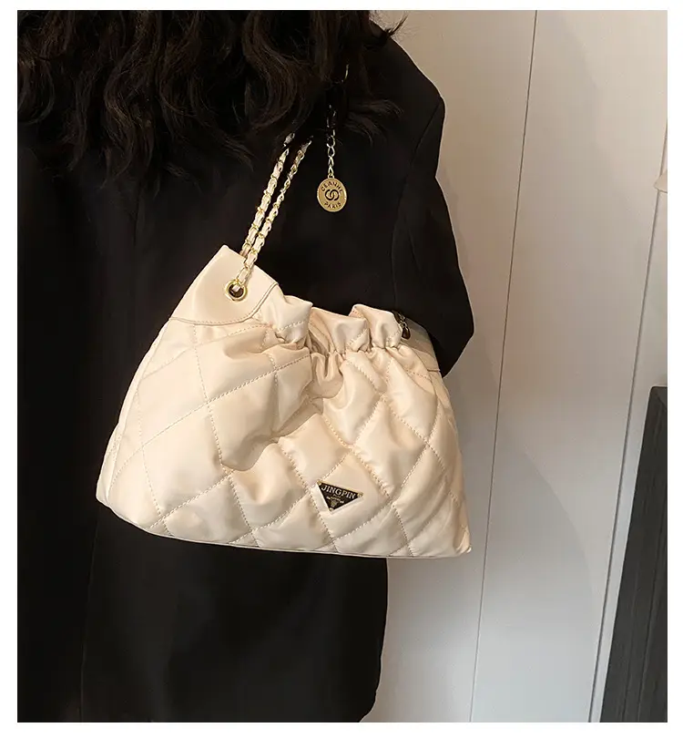 Black Rhombus Chain Shoulder Bag for Women — feature 1