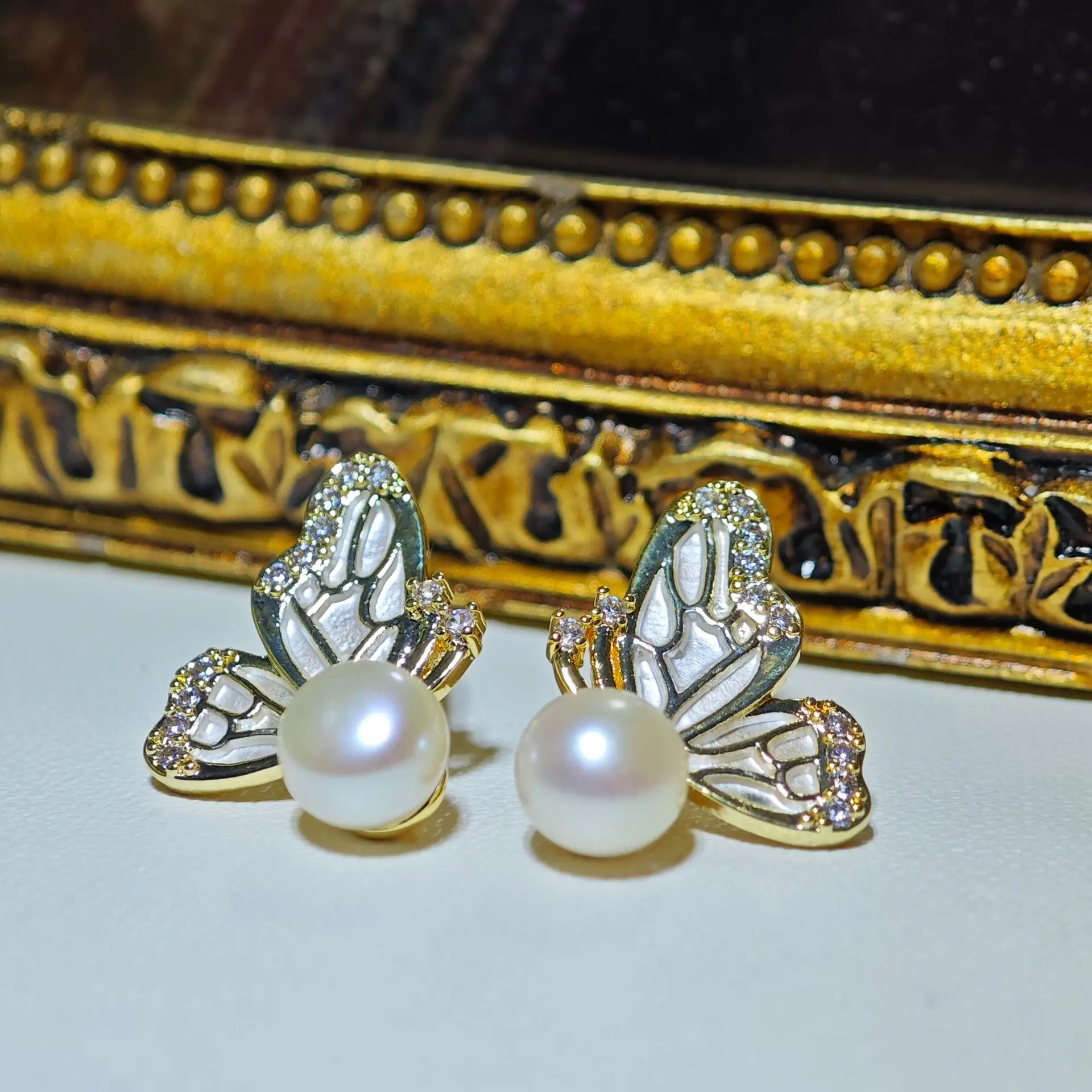 Dan Tao Jewelry Pearl Earrings Gold Plated — feature 2