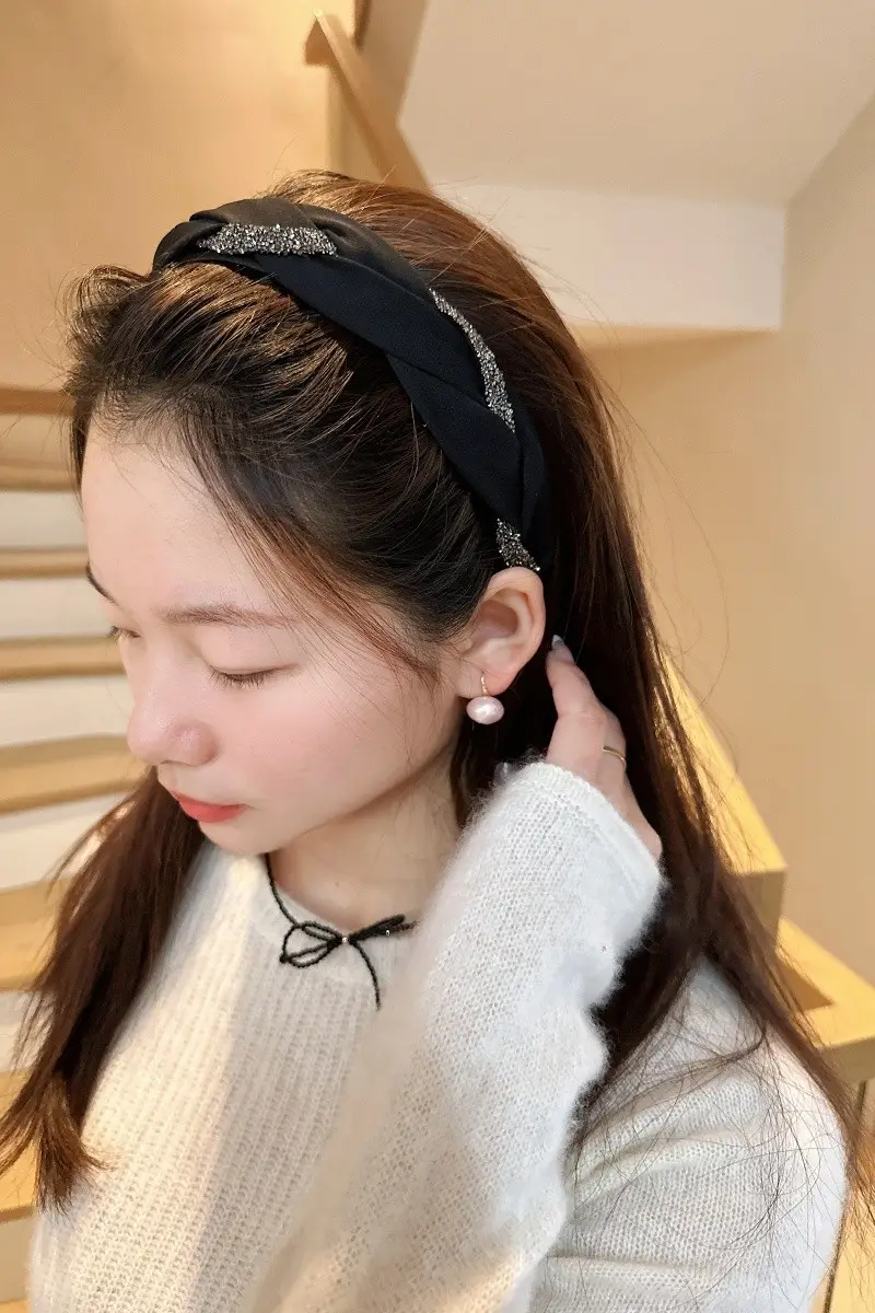Black Rhinestone Hair Band with Twist Clamp — feature 4