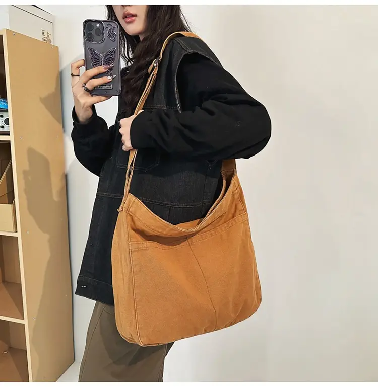 Large Capacity Ins Messenger Bag Cream 2024 — feature 10