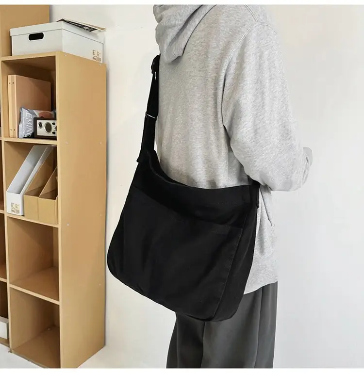 Large Capacity Ins Messenger Bag Cream 2024 — feature 11