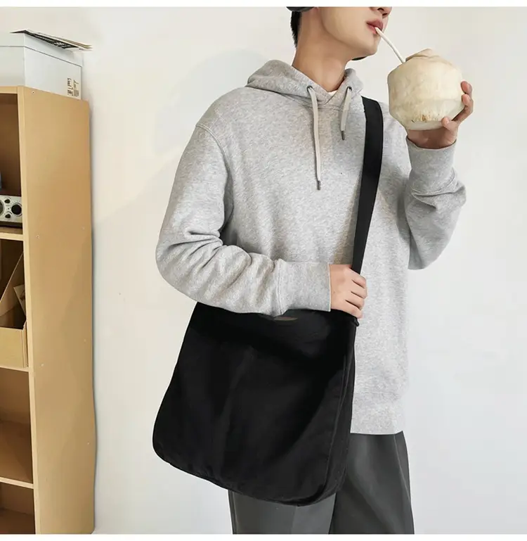 Large Capacity Ins Messenger Bag Cream 2024 — feature 12