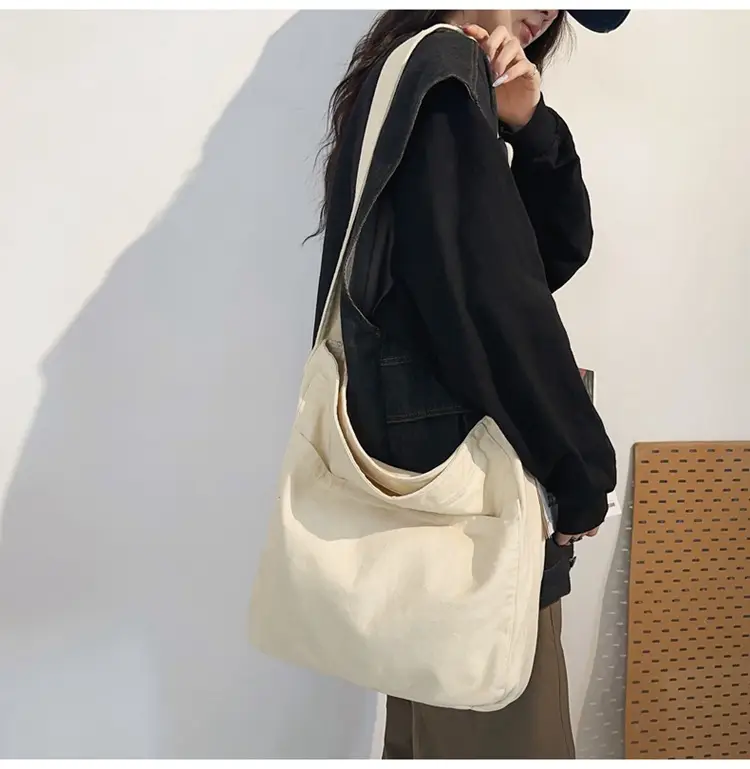 Large Capacity Ins Messenger Bag Cream 2024 — feature 14