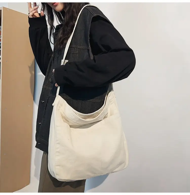 Large Capacity Ins Messenger Bag Cream 2024 — feature 15