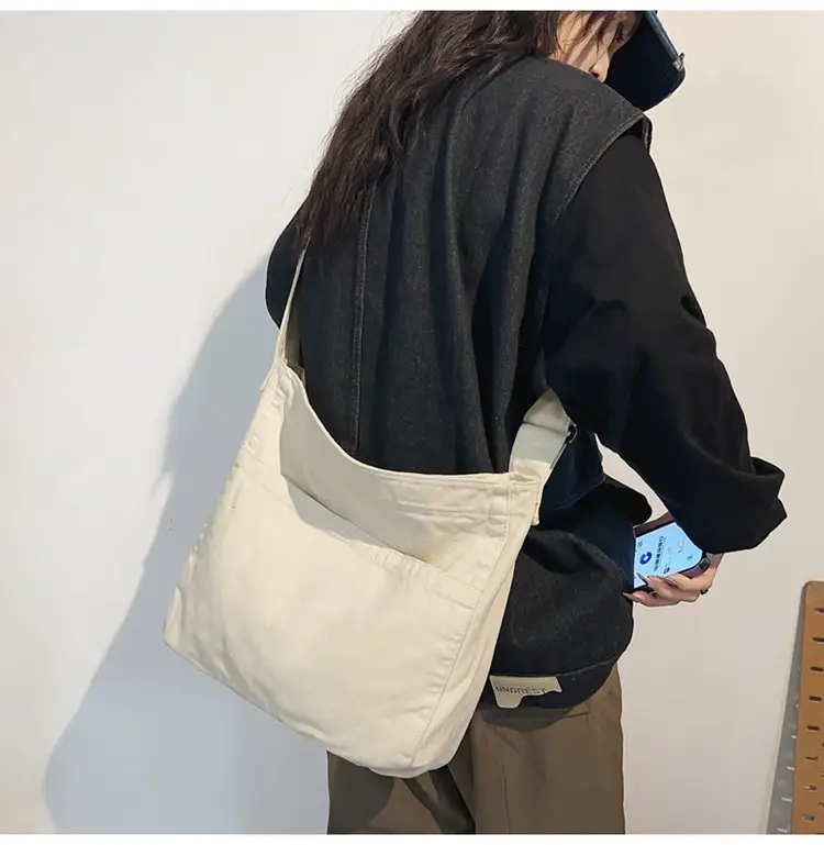 Large Capacity Ins Messenger Bag Cream 2024 — feature 16