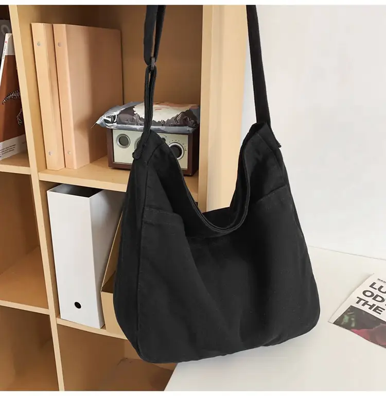 Large Capacity Ins Messenger Bag Cream 2024 — feature 17