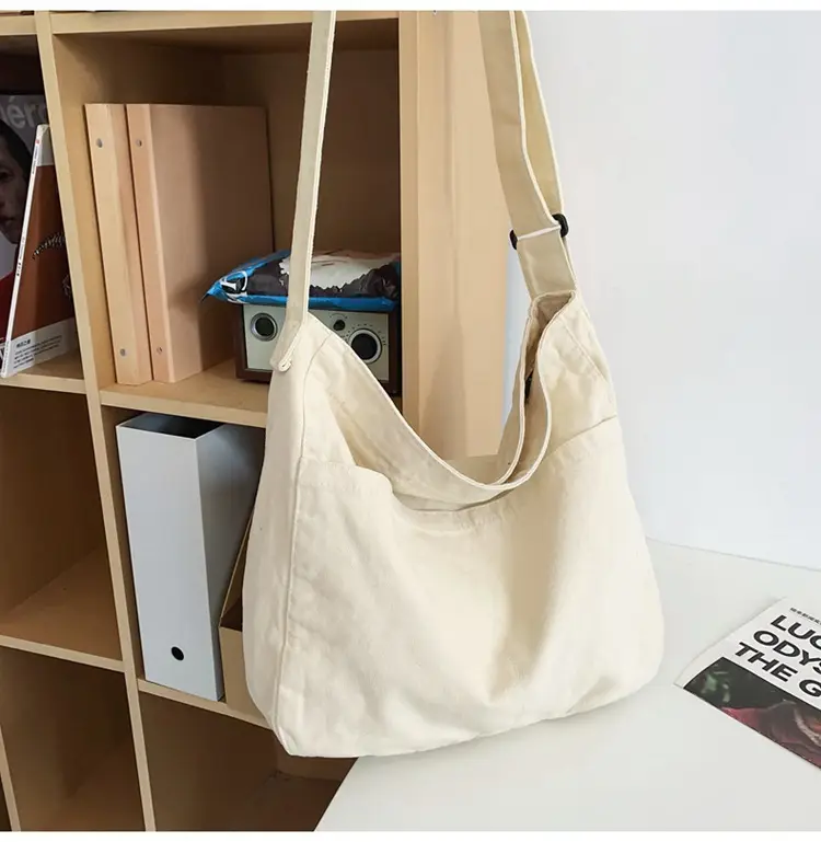 Large Capacity Ins Messenger Bag Cream 2024 — feature 18